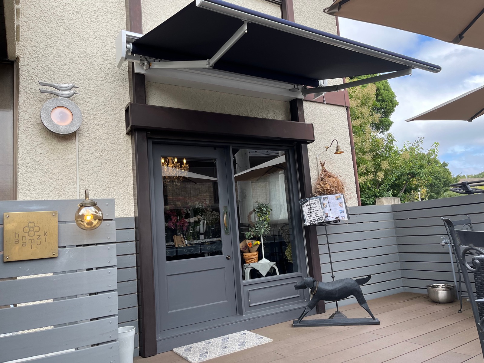 店舗入口にhanamizukiロゴの看板が設置されている様子