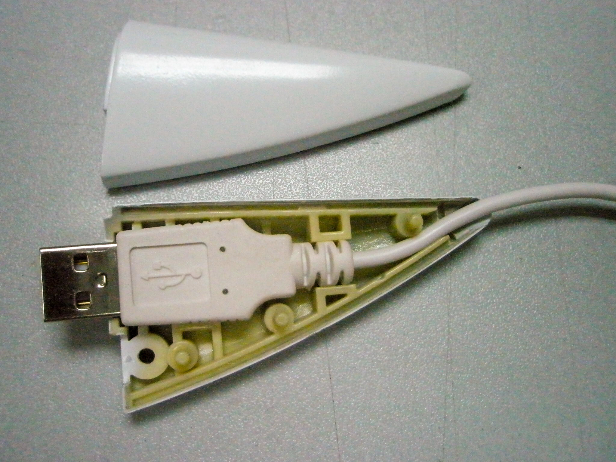 開いたSMCペン筐体の内部にあるUSBコネクタとケーブル