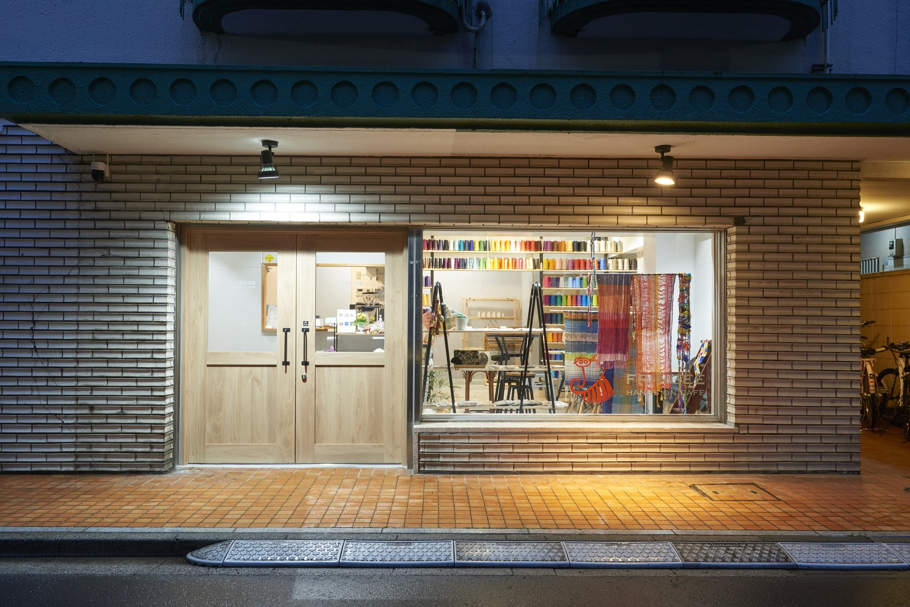 FRINGEE HANDS ON CAFE 夜の店舗外観