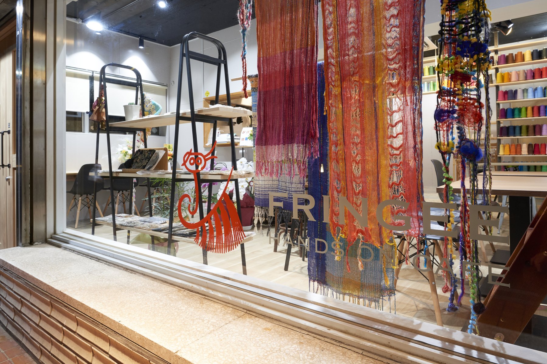 FRINGEEのウインドウと織物展示