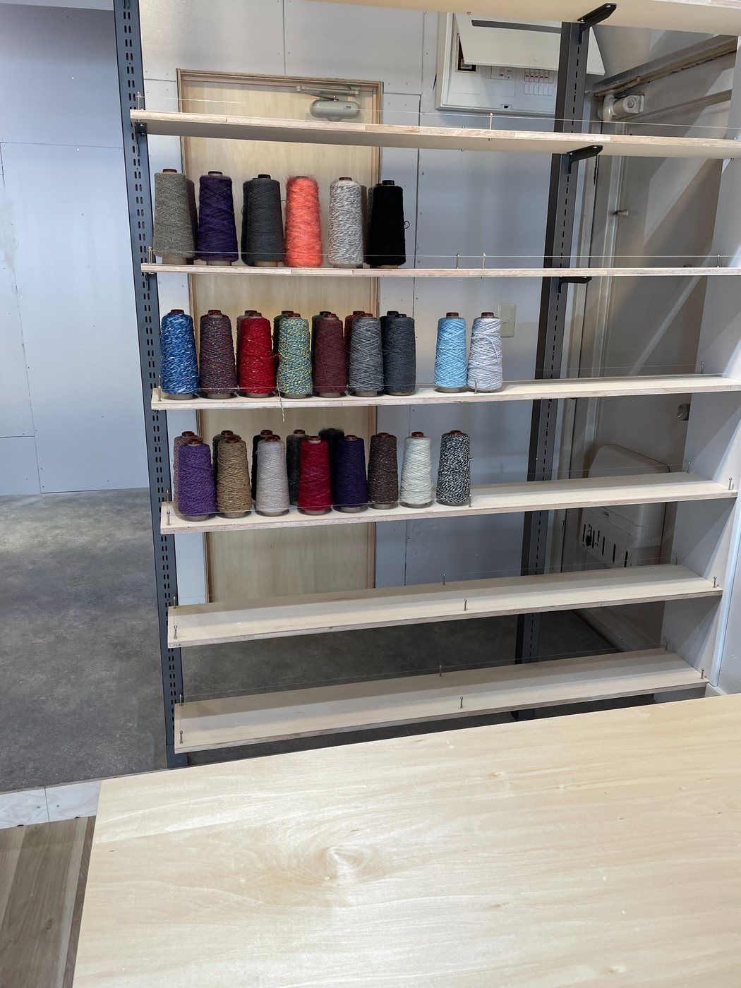開店準備中の糸棚と什器